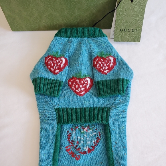 NWT Gucci Blue Green Red Strawberries Wool Knit Pet Sweater Size XXS - Picture 4 of 14